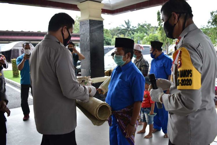 Warga Suku Talang Mamak menyerahkan ayam, tikar, dan bakul kepada Kapolres Inhu AKBP Efrizal, sebagai bentuk ucapan terima kasih, karena dua orang Anak Suku Talang Mamak lulus jadi polisi, Kamis (19/11/2020).