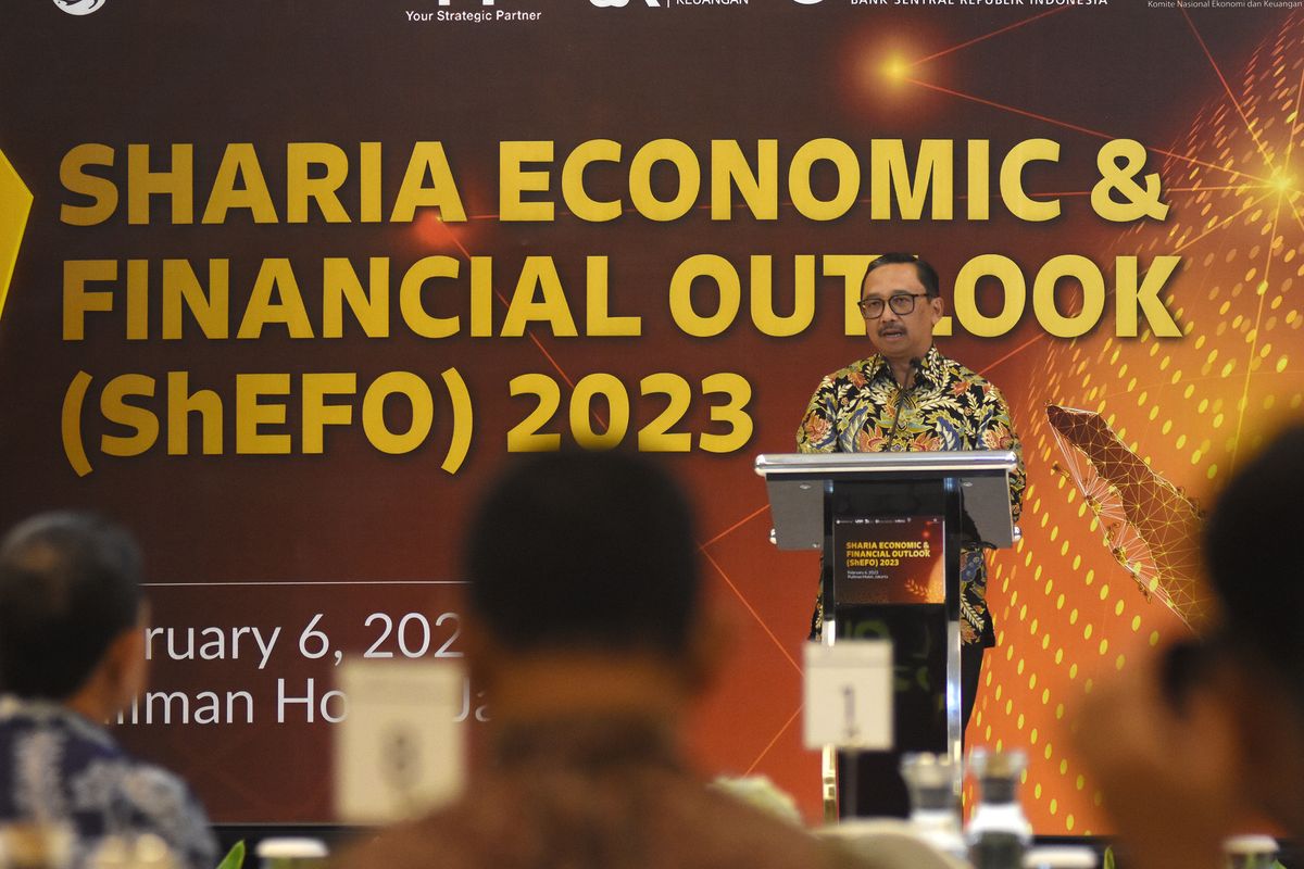 Deputi Gubernur Bank Indonesia Juda Agung menyampaikan paparannya dalam Sharia Economic and Financial Outlook (ShEFO) 2023 di Jakarta, Senin (6/2/2023). 