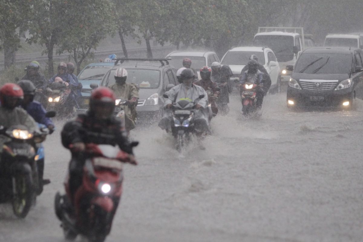 Tergenang air - Genangan air terjadi saat hujan melanda di kawasan Slipi, Jakarta, beberapa waktu lalu