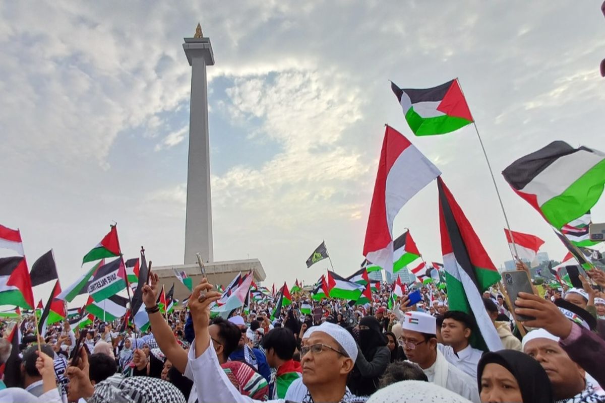 Ribuan peserta aksi munajat kubro Persaudaraan Alumni (PA) 212 hadir di kawasan Monas, Jakarta Pusat, Sabtu (2/12/2023).