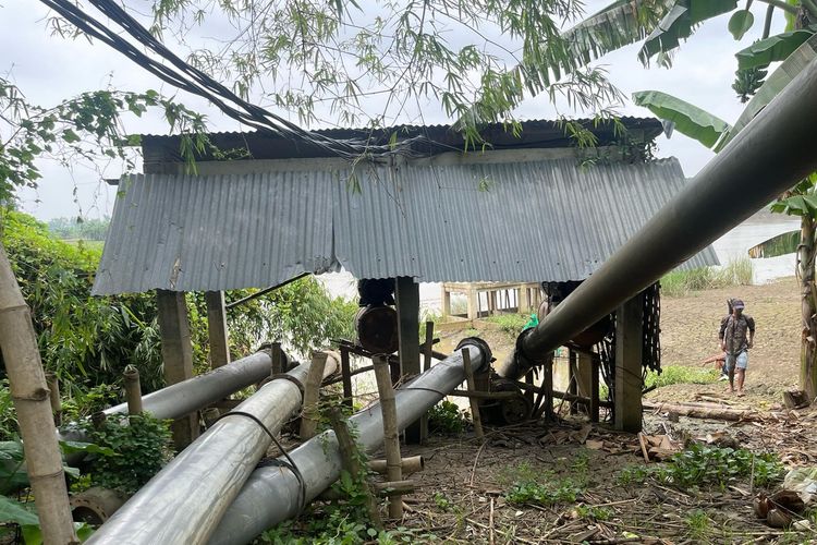 Rumah pompa menggunakan panel listrik yang banyak dipakai Himpunan Petani Pemakai Air (HIPPA) Kecamatan Plumpang, Kabupaten Tuban, Jawa Timur, Senin (24/2/2025).