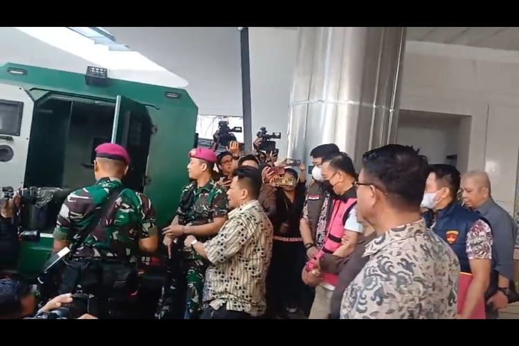 Penampakan Tersangka TPPU Asabri Don Ritto Pakai Rompi Pink Masuk Mobil Tahanan Kejagung