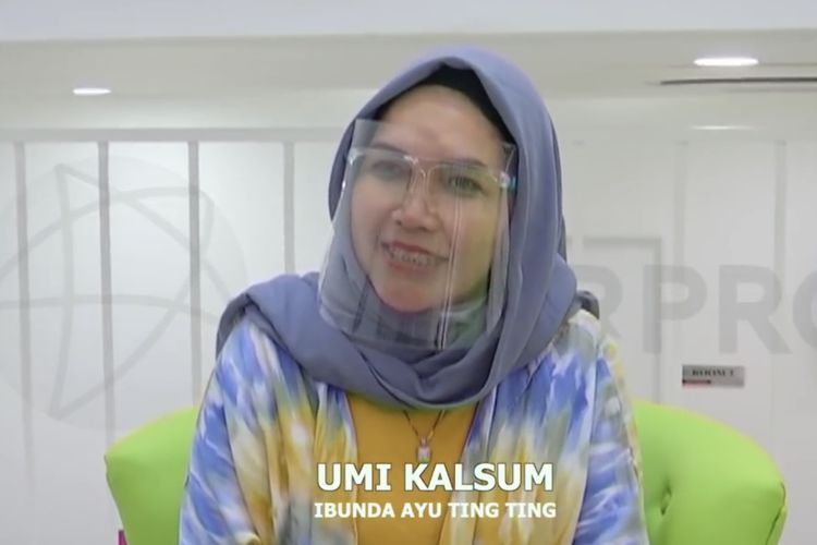 Umi Kalsum berikan penjelasan soal Adit Jayusman. (Bidikan layar YouTube Starpro Indonesia). 