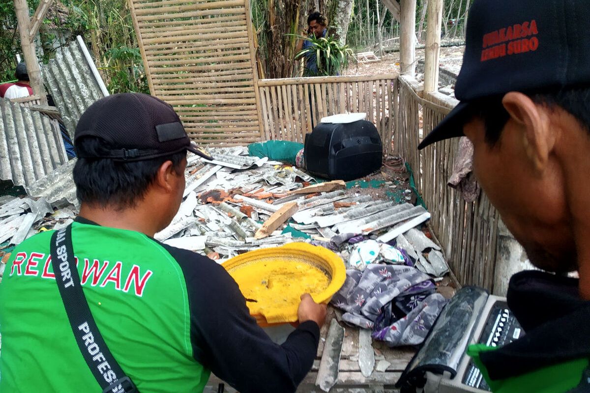 Relawan mengumpulkan potongan tubuh korban ledakan peledak petasan di Dusun Sadeng, Desa Karangbendo, Kecamatan Ponggok, Kabupaten Blitar, Rabu (22/2/2023)