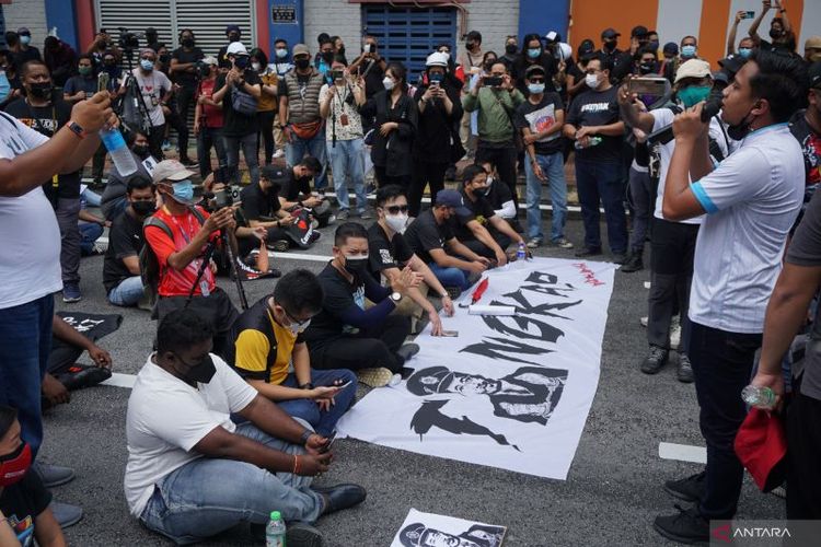 Ratusan anak muda dari berbagai organisasi melakukan unjuk rasa di Kuala Lumpur, Sabtu (22/1/2022), meminta Ketua Komisi Pemberantasan Korupsi (KPK) Malaysia, Azam Baki, mengundurkan diri. Azam Baki diduga telah melakukan pelanggaran karena memiliki 2.156.000 saham di Excel Force Bhd yang menurutnya merupakan saham adiknya. (