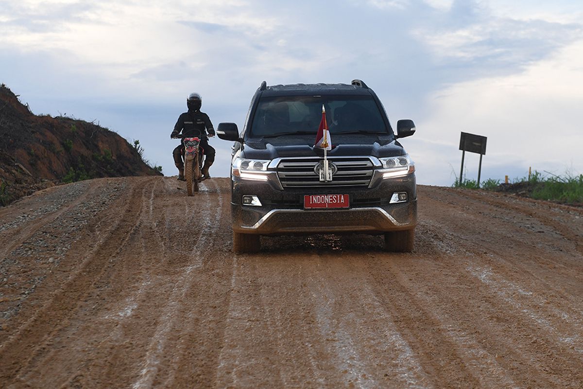 Mobil yang membawa Presiden Joko Widodo melewati jalan berlumpur saat meninjau lokasi rencana ibu kota baru di Sepaku, Penajam Paser Utara, Kalimantan Timur, Selasa (17/12/2019). Jokowi mengaku puas setelah meninjau lokasi tersebut yang nantinya akan dibangun kluster pemerintahan, termasuk Istana Kepresidenan.