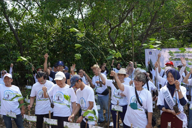 Gobel Group bersama dengan anak perusahaannya serta Komunitas Mangrove Muara Angke (KOMMA) dan Emil Salim Institute melakukan penanaman mangrove di Jakarta Utara, Kamis (17/8/2023). 
