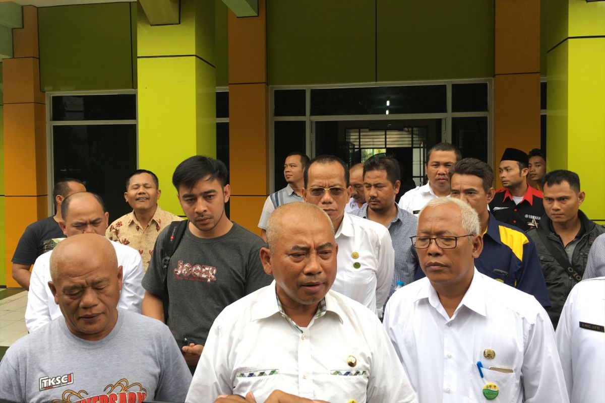 Wali Kota Bekasi Rahmat Effendi melakukan sidak ke SMKN 2 Kota Bekasi berkaitan pada Senin (10/7/2017) kemarin beberapa warga sekitar demo perihal penerimaan siswa baru, pada Selasa (11/7/2017). 