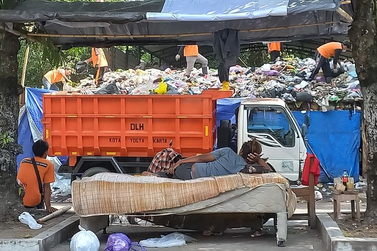 Tumpukan sampah di depo sampah Mandal Krida, Sabtu (22/6/2024)