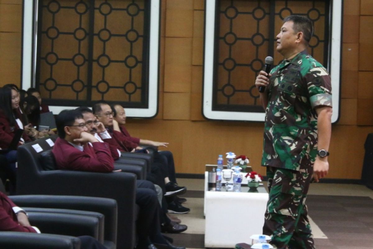 Danrem Wijayakrama Kodam Jaya Kolonel Kav. Agustinus Purboyo saat memberi kuliah umum membangun karakter kebangsaan di hadapan mahasiswa Universitas Tarumanagara (Untar), Jumat (30/11/2018) di auditorium kampus Untar.