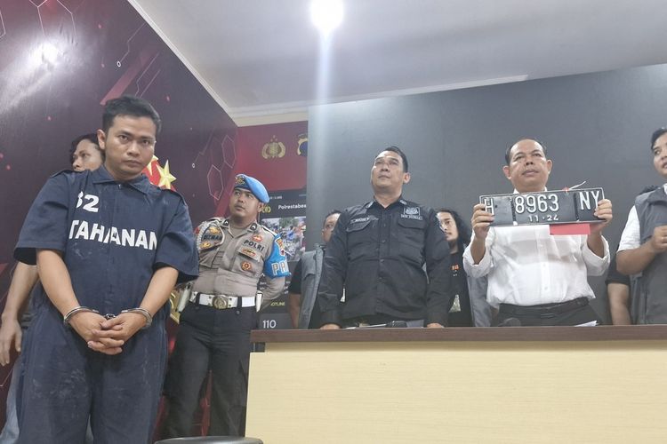 Seorang sopir pribadi, Muhammad Zaenuddin (34) ditangkap polisi usai membawa kabur dan menjual mobil milik bosnya di Semarang, Senin (5/2/2024).