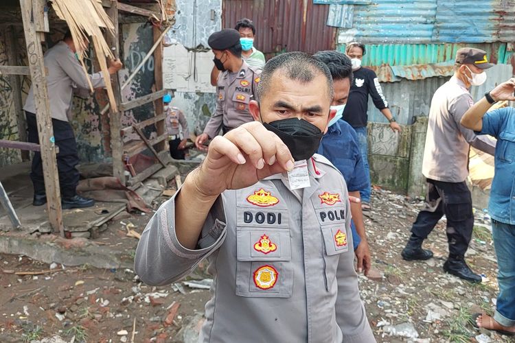 Kapolsek Palmerah AKP Dodi Abdul Rohim menunjukan temuan paket kecil sabu dalam penggerebekan kampung rawan peredaran narkoba, Kampung Boncos, di Kota Bambu Selatan, Palmerah, Jakarta Barat, pada Rabu (6/7/2022) sore.