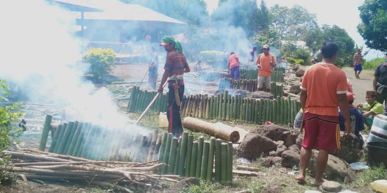 Kolo Massal di pusat Kampung Mesi saat tradisi Kolo kabe tahunan dari lima suku di wilayah tanah ulayat Suku Sulit, Sabtu (20/10/2018).  