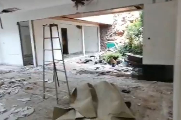 Sebuah video menunjukkan salah satu rumah mewah di kawasan Kebon Jeruk, Jakarta Barat, dibongkar maling.
