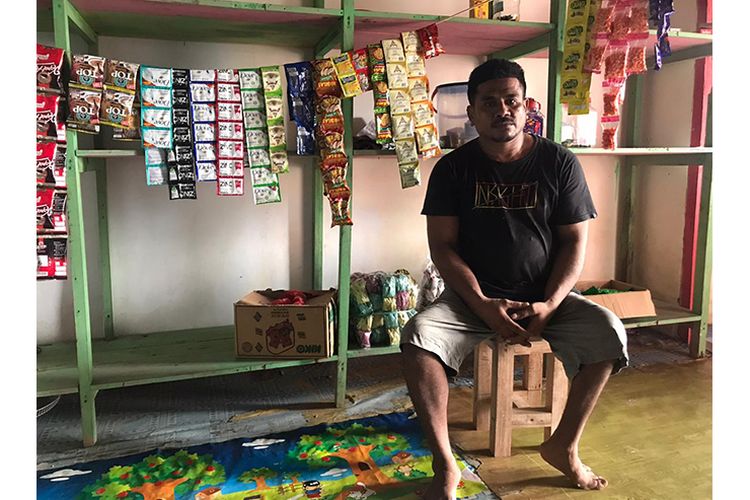 Dalahaji, pemilik warung sembako di Maluku 
