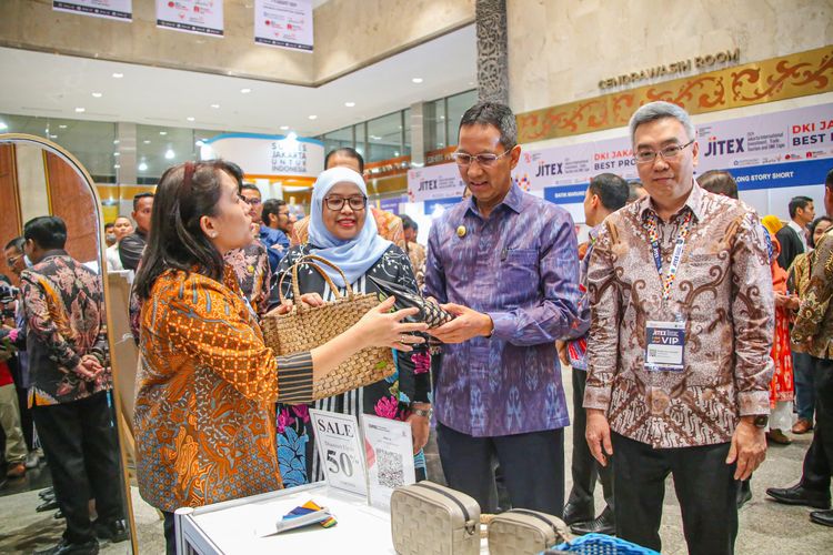 Penjabat (Pj.) Gubernur Provinsi Daerah Khusus Ibukota (DKI) Jakarta Heru Budi melihat produk tas buatan UMKM yang menghadiri Jakarta International Investment Trade Tourism and Sme Expo (JITEX) 2024 di Jakarta pada Rabu (7/8/2024).