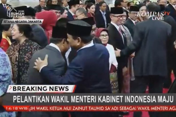 Menteri Pertahanan Prabowo Subianto berbisik-bisik dengan Wakil Menteri Pertahanan Wahyu Sakti Trenggono usai pelantikan Wahyu di Istana Negara, Jakarta, Jumat (25/10/2019).