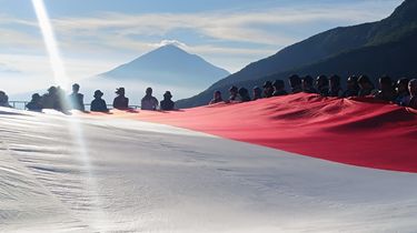 Semangat Kartini, 75 Perempuan Indonesia-Malaysia Bentangkan Merah Putih di Papandayan