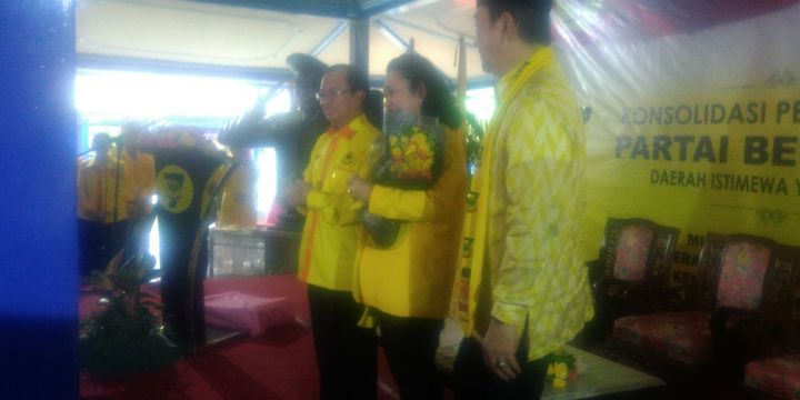 Titek Soeharto (tengah) diapit ketua umum Partai Berkarya Hutomo Mandala Putra dan  sekjen Partai Berkarya Priyo Budi Santoso 