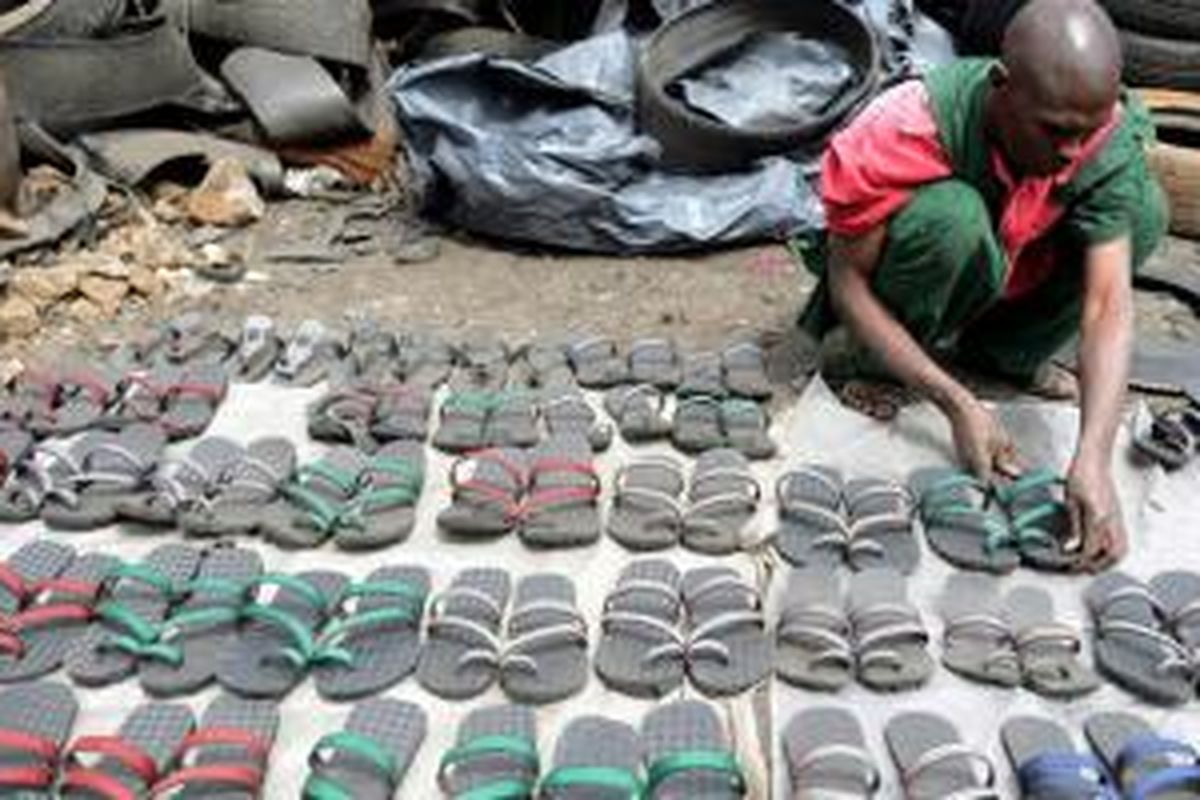 Perusahaan lokal d Kenya membuat sandal dari ban bekas yang disebut Akala.