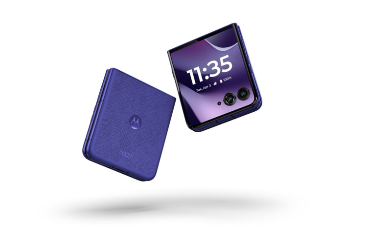 Motorola Razr 70 Ultra hadir dalam dua pilihan varian warna, yaitu Pantone Orient Blue dan Pantone Cocoa.
