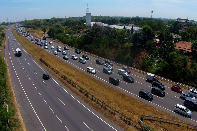 Ilustrasi arus mudik kendaraan di ruas tol pantura (Cipali dan Palikanci), Jawa Barat. Simak tarif Tol Jakarta-Tegal Terbaru 2022.