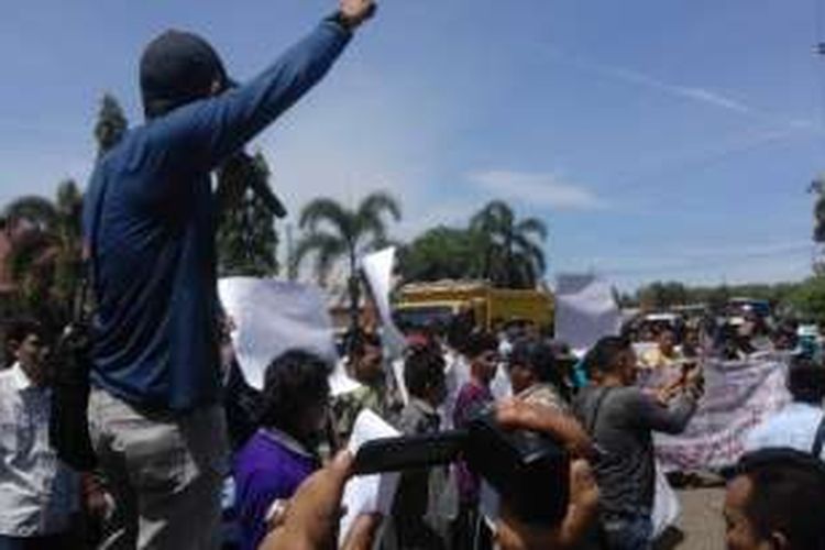 Ratusan masyarakat Kabupaten Bengkulu Tengah berunjuk rasa di halaman kantor KPU setempat mereka meminta KPU melakukan tes narkoba ulang pasangan bakal calon kepala daerah