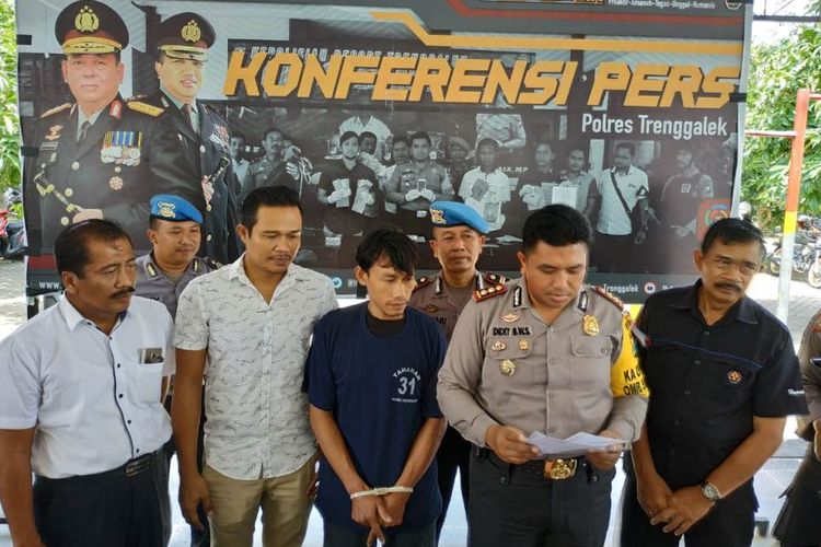 Seorang tersangka penyebar ujaran kebencian, ditangkap polisi Trenggalek Jawa Timur. Pelaku diketahui telah menghina seorang pengasuh pondok pesantren di Trenggalek Jawa Timur melalui media sosial, (26/3/2019)