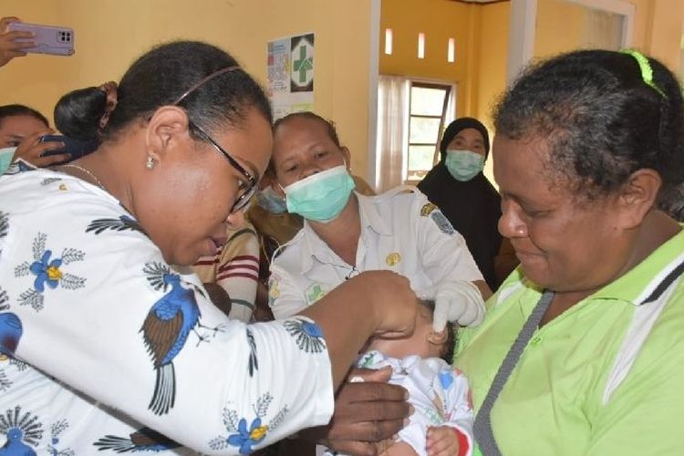 Pemberian makanan sehat dan vaksin polio anak balita di Biak dilakukan Bunda PAUD Biak Numfor Ruth Naomi Rumkabu Naap