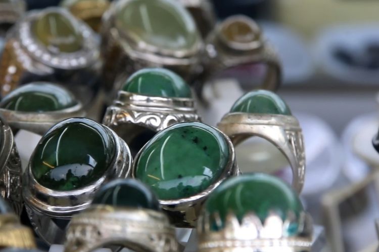 Awi Gemstone usaha penjualan kerajinan batu giok khas Aceh di Lampeunerut, Aceh Besar mulai bangkit setelah sempat bangkrut akibat pandemi covid 19.