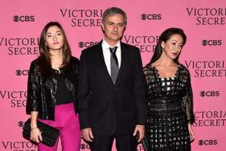 Matilde Mourinho (kiri), bersama kedua orang tuanya saat menghadiri acara Victoria Secret, Desember 2014. 