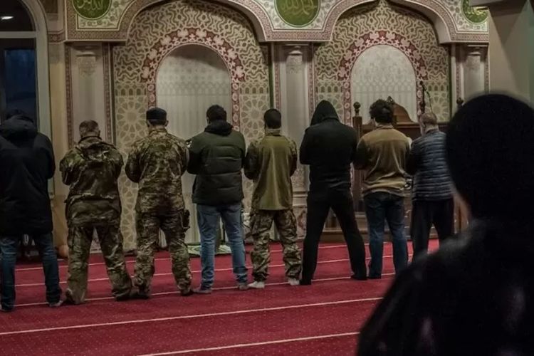 Viktoria bersama sejumlah jemaah lain di masjid Kyiv.

