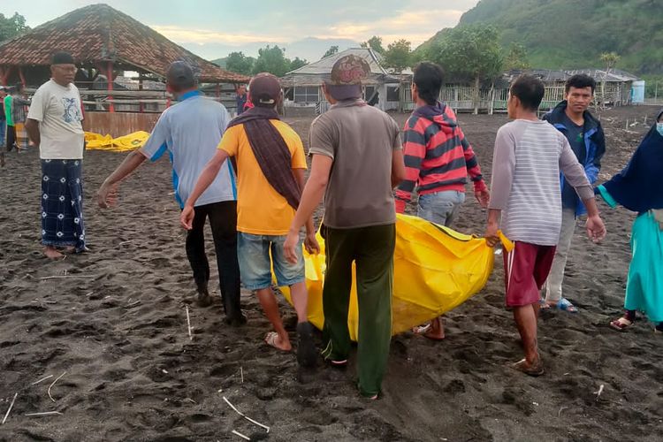 Evakuasi warga yang tenggelam di pantai payangan Jember 