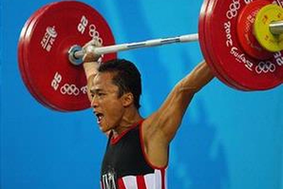 Lifter Indonesia, Triyatno mempersembahkan medali perunggu cabang angkat besi nomor 62 kg pada Olimpiade Beijing, Senin (11/8). Triyatno berhasil meraih total angkatan 298 kg.