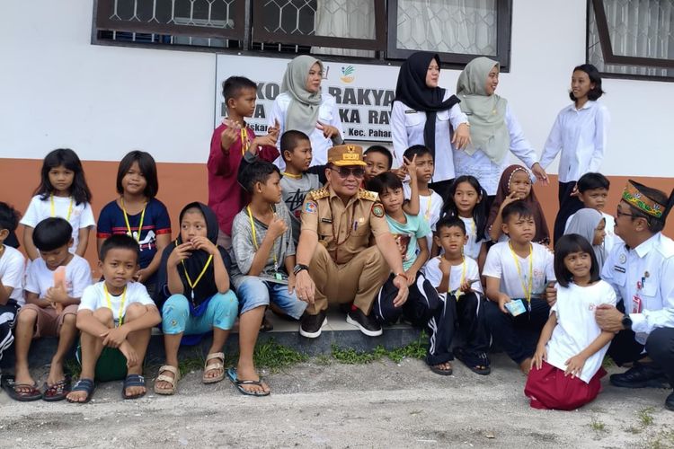 Gubernur Kalteng Agustiar Sabran saat berfoto bersama siswa-siswi Sekolah Rakyat Palangka Raya di sela-sela tinjauannya ke sekolah yang terletak di Jalan Iskandar, Kelurahan Langkai, Kecamatan Pahandut itu, Rabu (29/10/2025).
