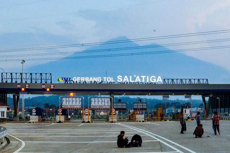 Sejumlah warga berfoto di depan Gerbang Tol Salatiga, Kamis (8/6/2017). Gerbang tol yang memiliki latar belakang Gunung Merbabu ini sempat viral di media sosial dan disebut-sebut gerbang tol terindah oleh netizen.