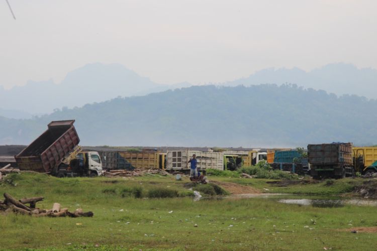 Aktivitas pertambangan di Desa bades, Kecamatan Pasirian, Kabupaten Lumajang