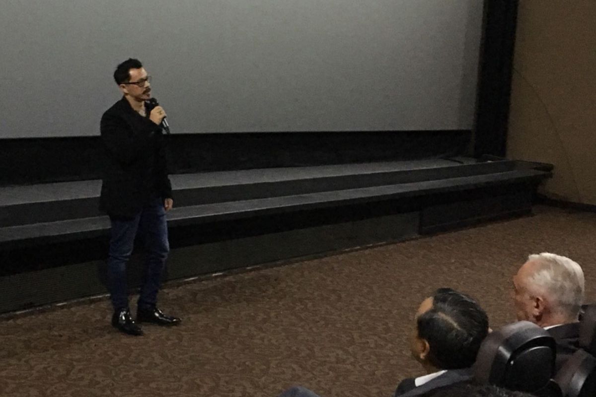 Sutradara Mike Wiluan memberi sambutan pada pemutaran perdana film debutnya, Buffalo Boys, di Bioskop Shaw Lido, kawasan Orchard, Singapura, Selasa (4/9/2018).