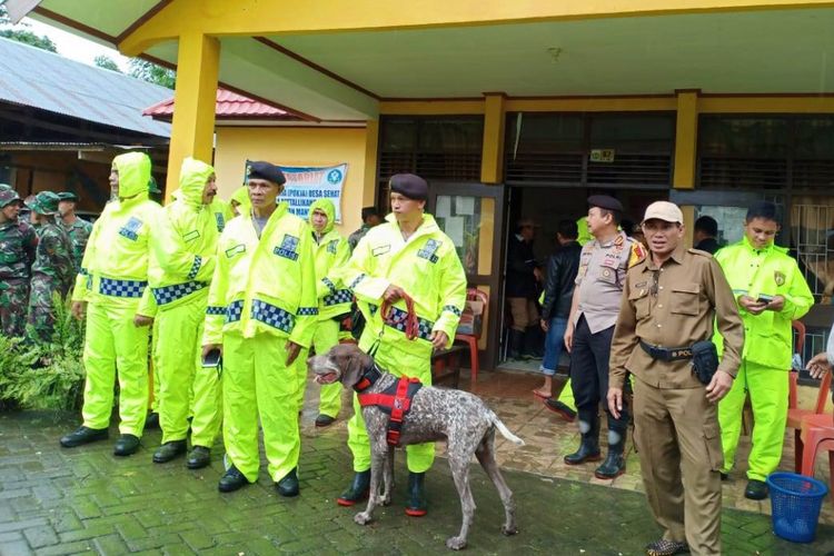 Pasukan Anjing Pelacak, Unit K9 Polda Sulawesi Selatan telah tiba di Desa Pattallikang, Kecamatan Manuju, Kabupaten Gowa, Sulawesi Selatan untuk membantu pencarian korban tertimbun longsor. Kamis, (24/1/2019).