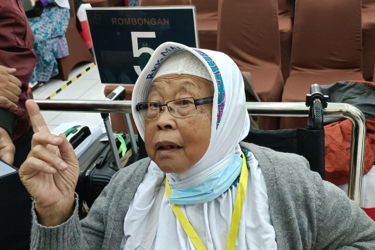 Salah satu jemaah calon haji kategori lanjut usia asal Kabupaten Garut yakni Rukmanah (84) saat ditemui di Embarkasi Haji Jakarta-Bekasi pada Selasa (23/5/2023).