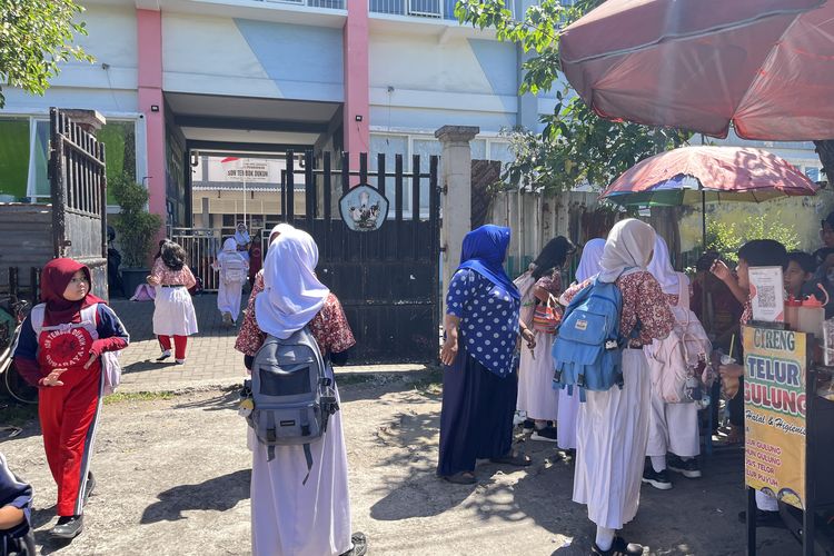 200 Siswa Keracunan MBG di Surabaya, Walimurid: Mending Diberi Uang Saku dan Wajib Bawa Bekal