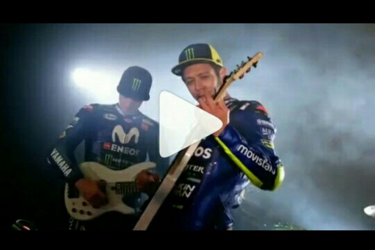 Sebuah video yang menampilkan dua pebalap Movistar Yamaha, Valentino Rossi dan Maverick Vinales sedang duet seolah-olah memainkan sebuah lagu instrument saat peluncuran motor baru YZR-M1 untuk musim balap Moto-GP 2018.