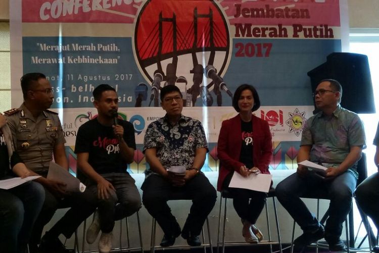 Ketua Organization Comite Festival Jembatan Merah Putih (FJMP) 2017, Muhamad Iksan Tualeka saat memberikan keterangan kepada wartawan terkait pelaksanaan Festival JMP di Ambon, Maluku, Jumat (11/8/2017) sore.