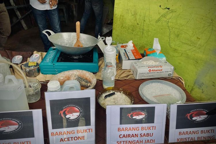 Satuan Reserse Narkoba (Satres Narkoba) Polresta Bandung mengungkap praktik produksi sabu di sebuah rumah di Kampung Ciseupan, Desa Panyocokan, Kecamatan Ciwidey, Kabupaten Bandung, Jawa Barat. Satu orang tersangka insial CR alias GARPU berhasil diamankan dalam pengungkapan tersebut, Kamis (19/1/2022)