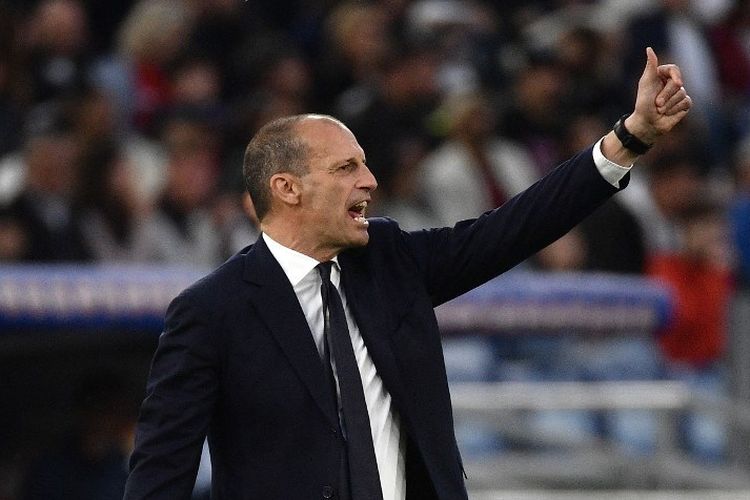 Massimiliano Allegri bereaksi dalam pertandingan sepak bola Serie A Liga Italia antara Lazio vs Juventus di Stadion Olimpico di Roma, pada 30 Maret 2024. Allegri diresmikan sebagai pelatih AC Milan pada Jumat, 30 Mei 2025. (Photo by Filippo MONTEFORTE / AFP)
