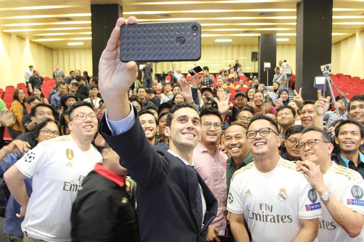 Legenda Real Madrid, Alvaro Arbeloa, saat berfoto dengan para penggemarnya di Gelora Bung Karno, Senayan, Jakarta, Kamis (23/1/2020).