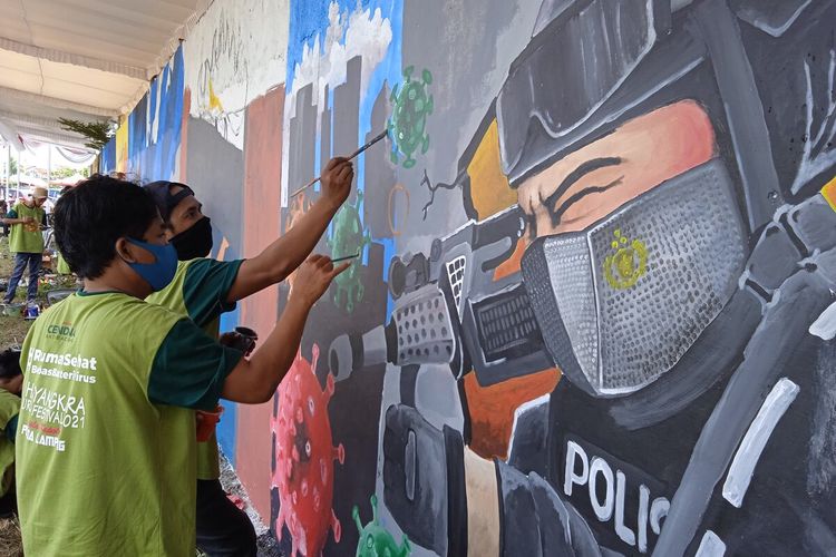 Para peserta Festival Mural Polda Lampung melukis cerita di dinding PKOR Way Halim, Sabtu (30/10/2021).