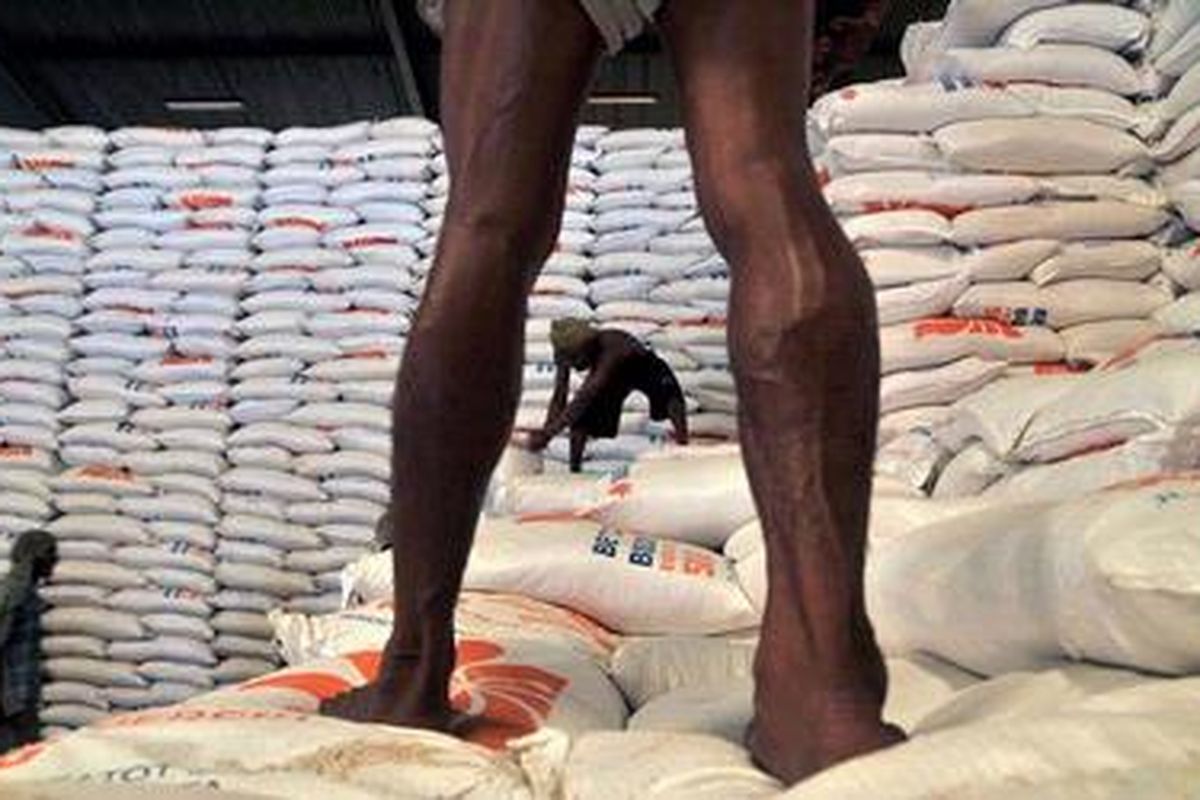Pekerja mengangkut beras dari gudang Perum Bulog Divisi Regional Sumatera Utara di Medan, Selasa (13/3/2012). Perum Bulog siap menggelar operasi pasar jika harga beras naik akibat harga bahan bakar minyak naik.