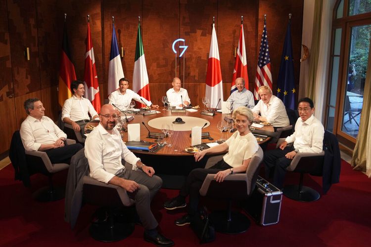 Pemimpin Kelompok Tujuh berkumpul untuk acara makan malam di Kastil Elmau di Kruen, dekat Garmisch-Partenkirchen, Jerman, pada hari Minggu, 26 Juni 2022. 
