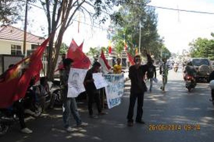 Puluhan mahasiswa dari Liga Mahasiswa Nasional untuk Demokrasi (LMND) eksekutif wilayah Provinsi  Nusa Tenggara Timur (NTT) menggelar aksi unjuk rasa di kantor Gubernur NTT, Kamis (26/6/2014)